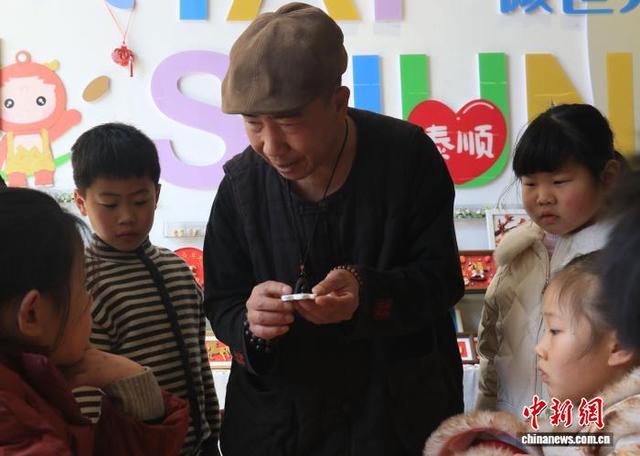 图为张甜清指导体验者制作小马米塑。中新社发 吴怡欣 摄