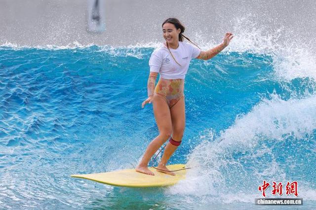 图为参加女子长板项目的选手在比赛中。中新社记者 骆云飞 摄