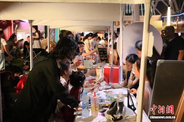 图为正在逛集市的市民游客。 熊锦阳 摄