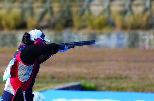    11月20日，飞碟多向混合团体金牌赛，湖南队选手刘英姿与队友郭雨浩获金牌。新华社 图