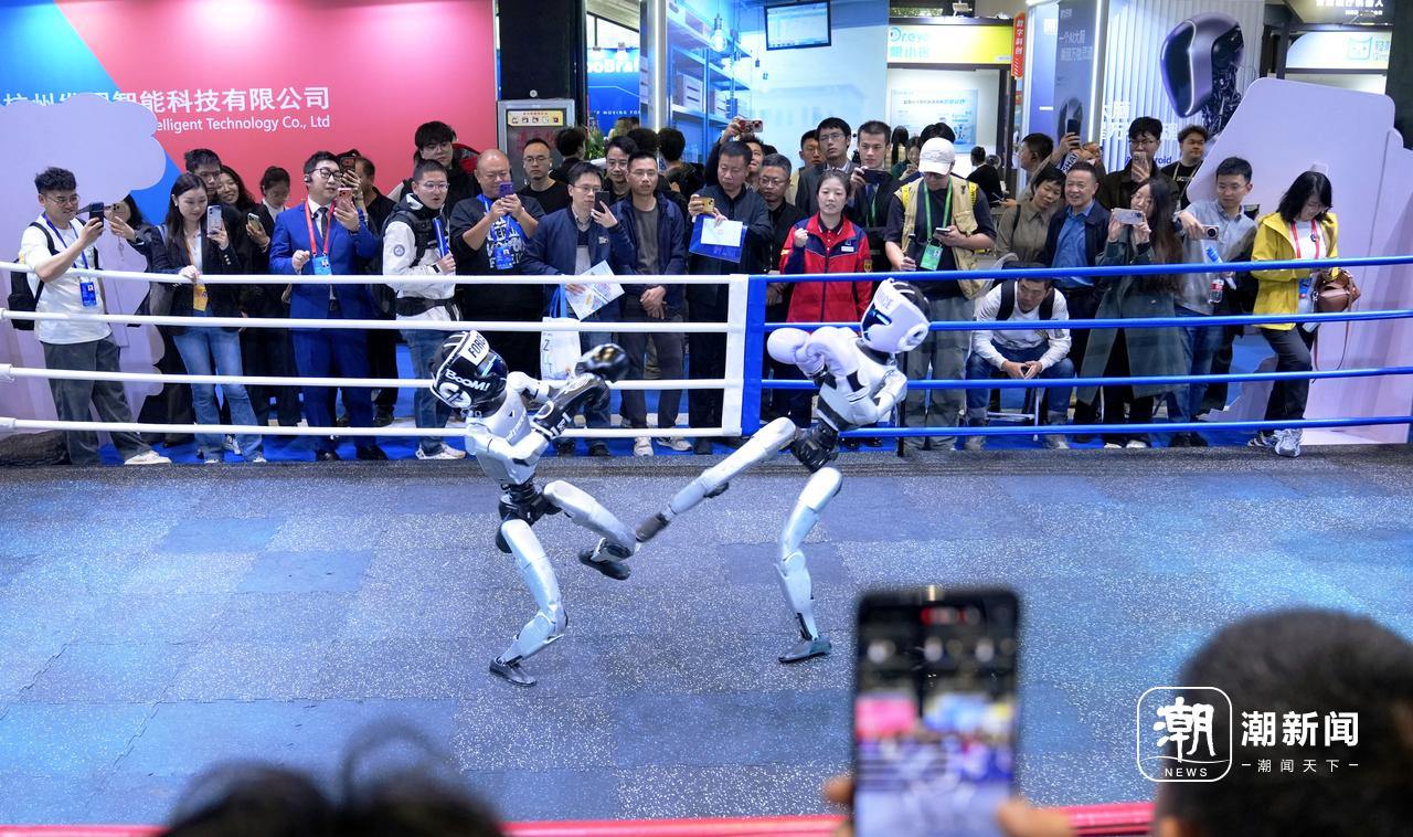 本届“互联网之光”博览会打造了“超级体验馆”，“赛BOT SHOW场”上演具身机器人搏击赛。记者 王志杰 摄