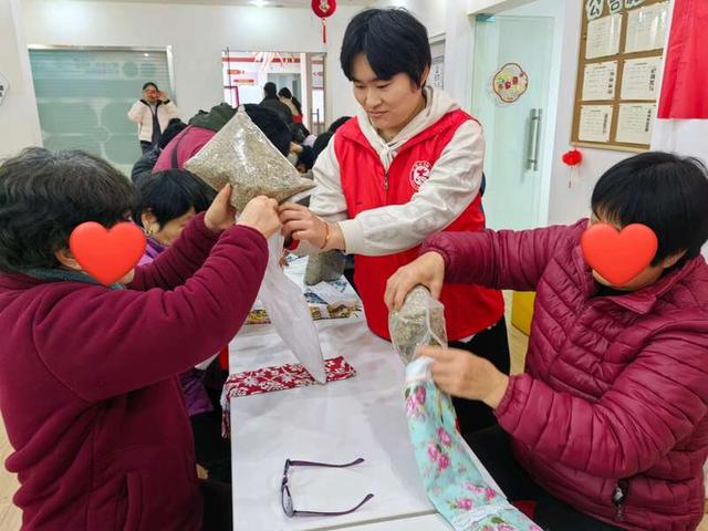 志愿者进行暖心服务。合肥市蜀山区供图