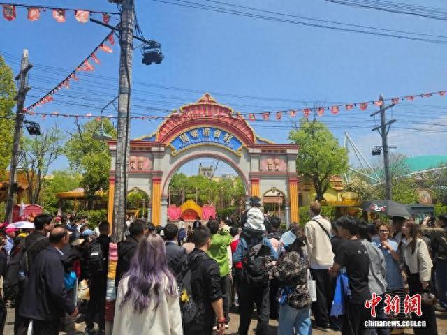 游客在宁波方特东方欲晓乐园游玩。 (主办方供图)