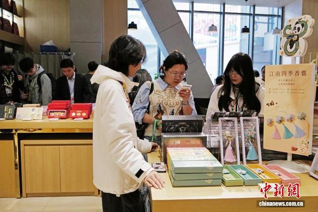 11月9日，观众在文创馆选购商品。中新社记者 殷立勤 摄