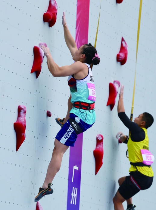     湖南队选手邓丽娟获得攀岩项目女子速度比赛冠军。新华社 图