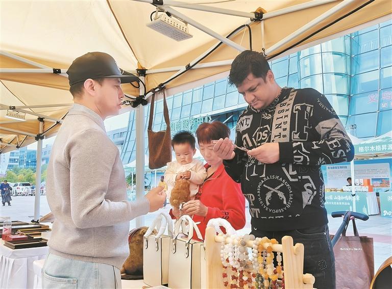 海西非遗文创产品引得国内外客商驻足询问。本报记者 李庆玲 摄