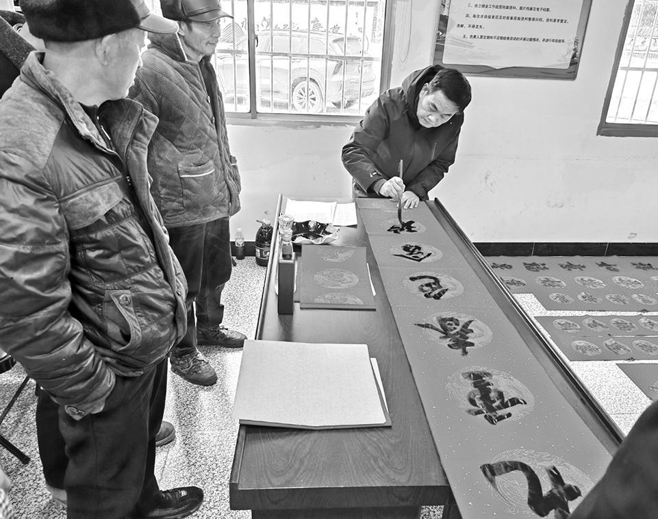 　　彭正阔给村民写春联 受访者 供图