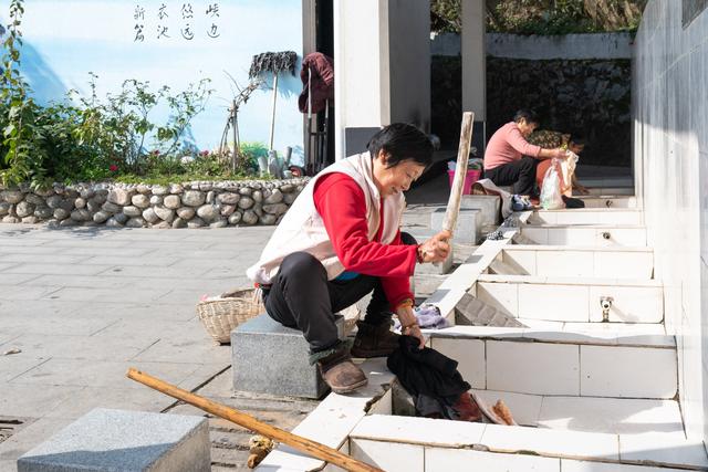 村民在许家冲村公共洗衣池洗刷衣物。新华社记者肖艺九 摄