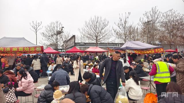 游客在洧川大集就餐（央广网记者 郝振青 摄）