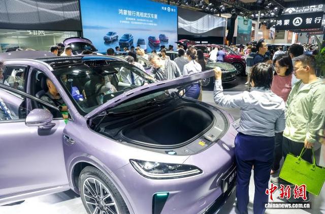 9月20日，民众正在车展上参观新能源汽车。中新社记者 张畅 摄