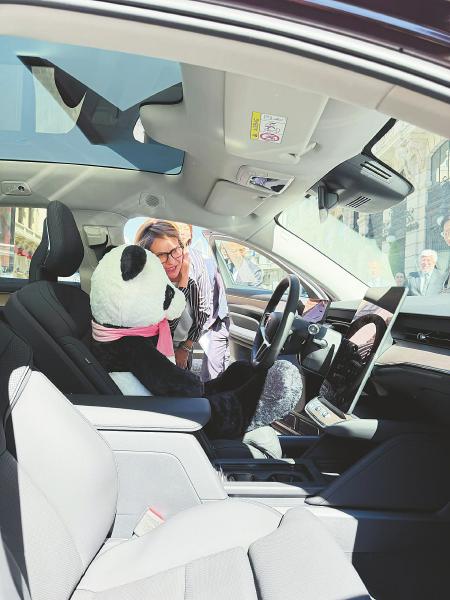 “四川造”汽车吸引西班牙嘉宾驻足观察。省商务厅供图