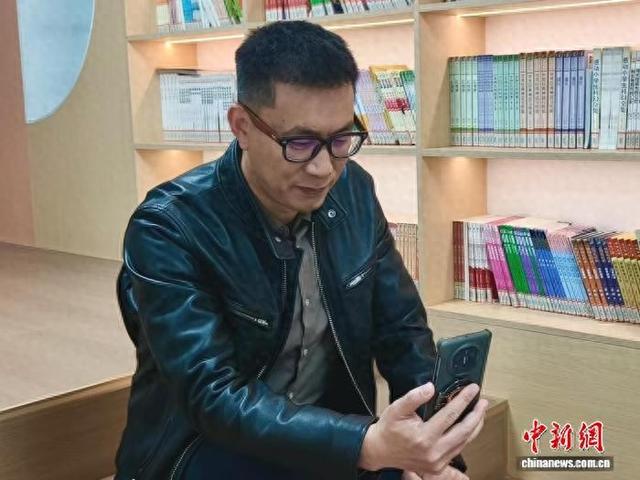 钱厉和藏族学生视频通话。吴怡欣 摄