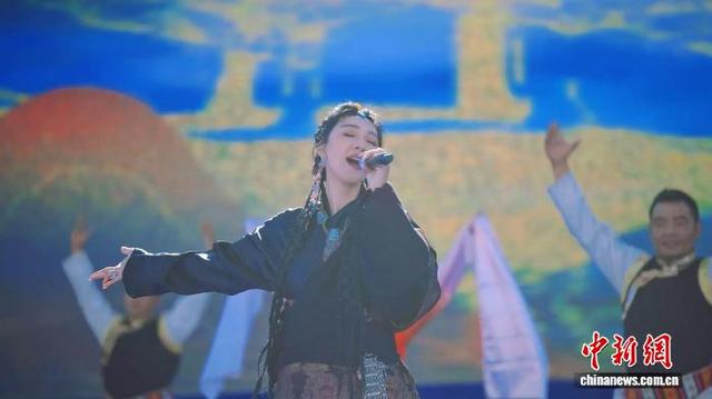 图为桑日县思金拉错旅游民歌盛典现场。 桑日县融媒体中心供图