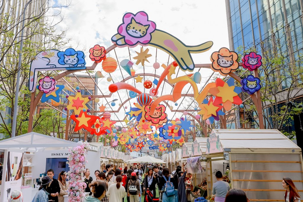 4月18日，上海，BFC“宇宙花花节市集”吸引众多市民游客。澎湃新闻记者 朱伟辉 图