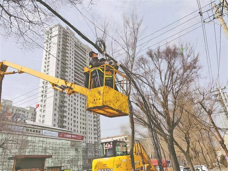 线缆整治。本报记者 刘瑞摄