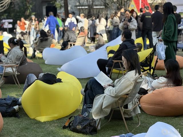 放松地阅读。施晨露摄