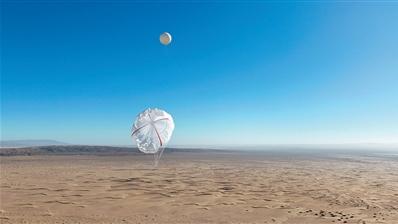 图为世界最大5000平方米高空风力发电捕风伞开伞。 柴思雨摄(人民视觉)