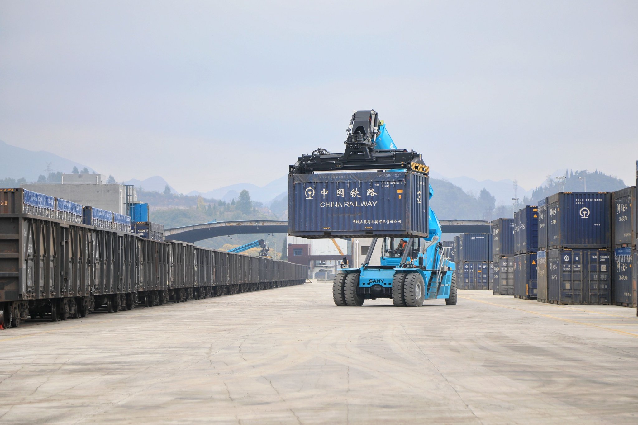 　　11月15日，在贵州省六盘水市水城能投铁路专用线，集装箱正面吊装机正在进行装车作业。王波摄