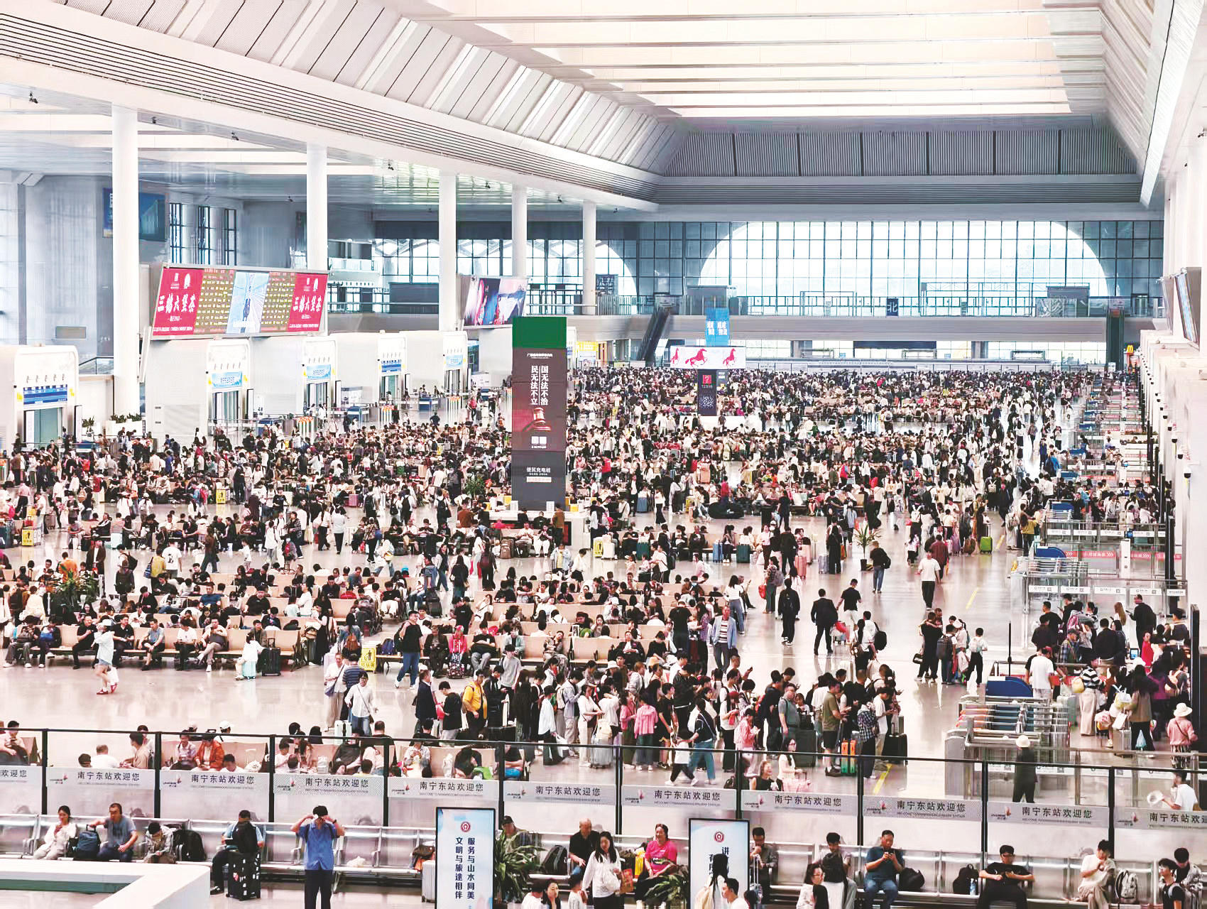     清明假期，南宁东站迎来客流高峰。    本报记者宋延康 摄
