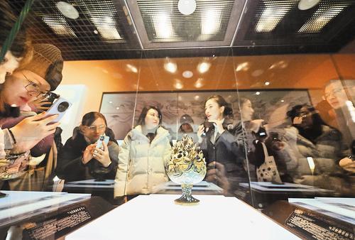 2月6日，观众在天津博物馆近距离观赏来自河北博物院的文物错金铜博山炉。 本报记者 田明摄