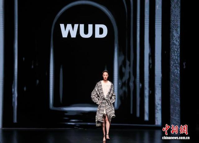 图为模特展示设计师武学凯作品。 张畅 摄