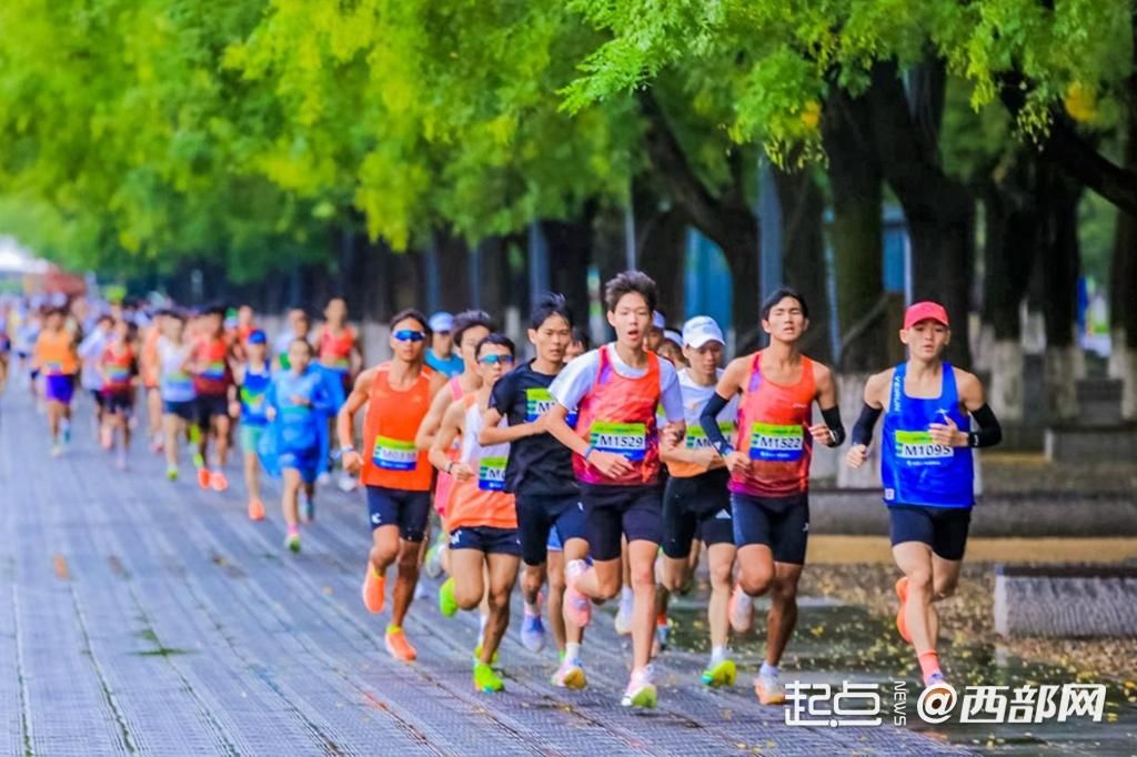 9月21日，外星人城市10K跑·西安站激情开跑。