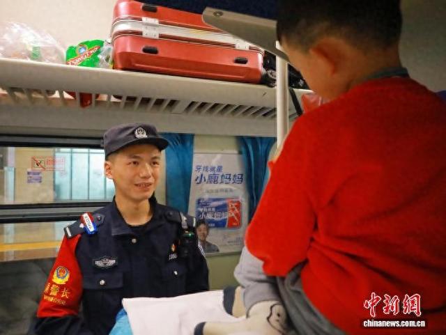 图为杨蕊与旅客互动。彭佳静 摄