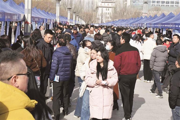 招聘会现场。 西海新闻记者 邓建青 摄