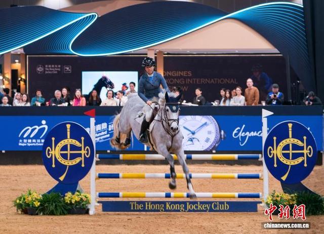 图为2月1日的亚洲青年挑战赛中，中国骑手孙瑞睿驭马跃障。中新网记者 侯宇 摄