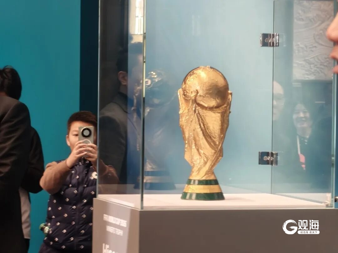 12月21日，世界杯冠军奖杯——大力神杯在青岛奥帆中心亮相，市民游客近距离一睹“芳容”。赵健鹏 摄