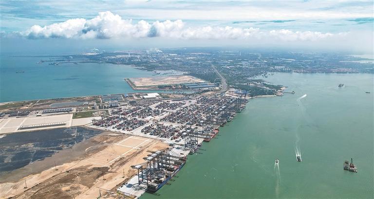 2025年5月28日拍摄的海南洋浦国际集装箱码头（无人机照片）。新华社记者 杨冠宇 摄