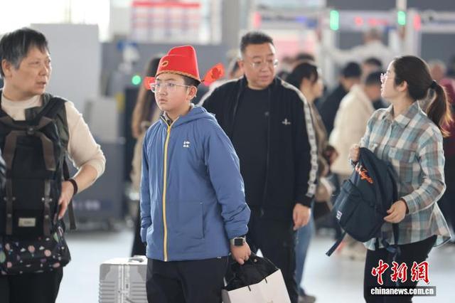 2月22日，中国农历正月初六，四川成都火车东站候车的旅客。春节长假即将结束，各地铁路迎来返程客流高峰。中新社记者 张浪 摄