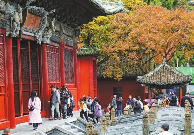 十一月十二日，许多游客通过九绵高速快捷抵达被誉为“深山故宫”的平武报恩寺。胡宇摄（C视觉）