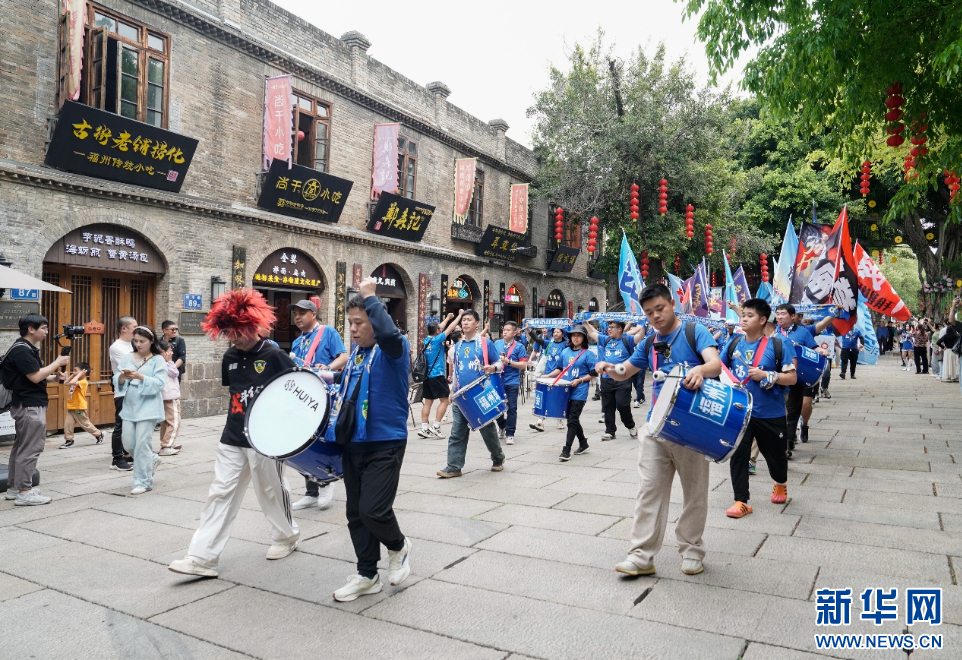  巡游方阵走进福州市上下杭历史文化街区，为“闽超”营造氛围。新华网 蒋巧玲 摄