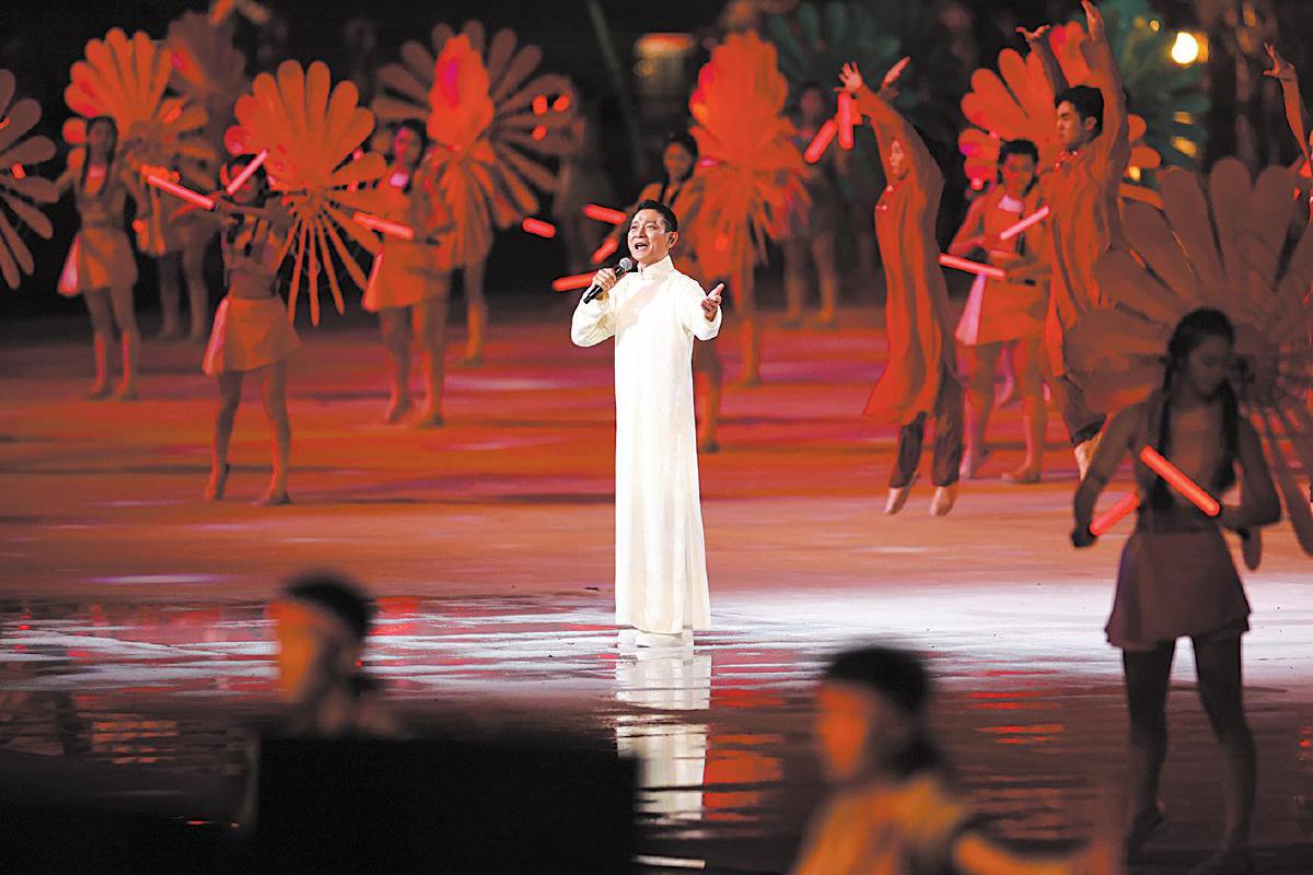 刘德华在开幕式现场表演。　　新京报记者　王飞　摄