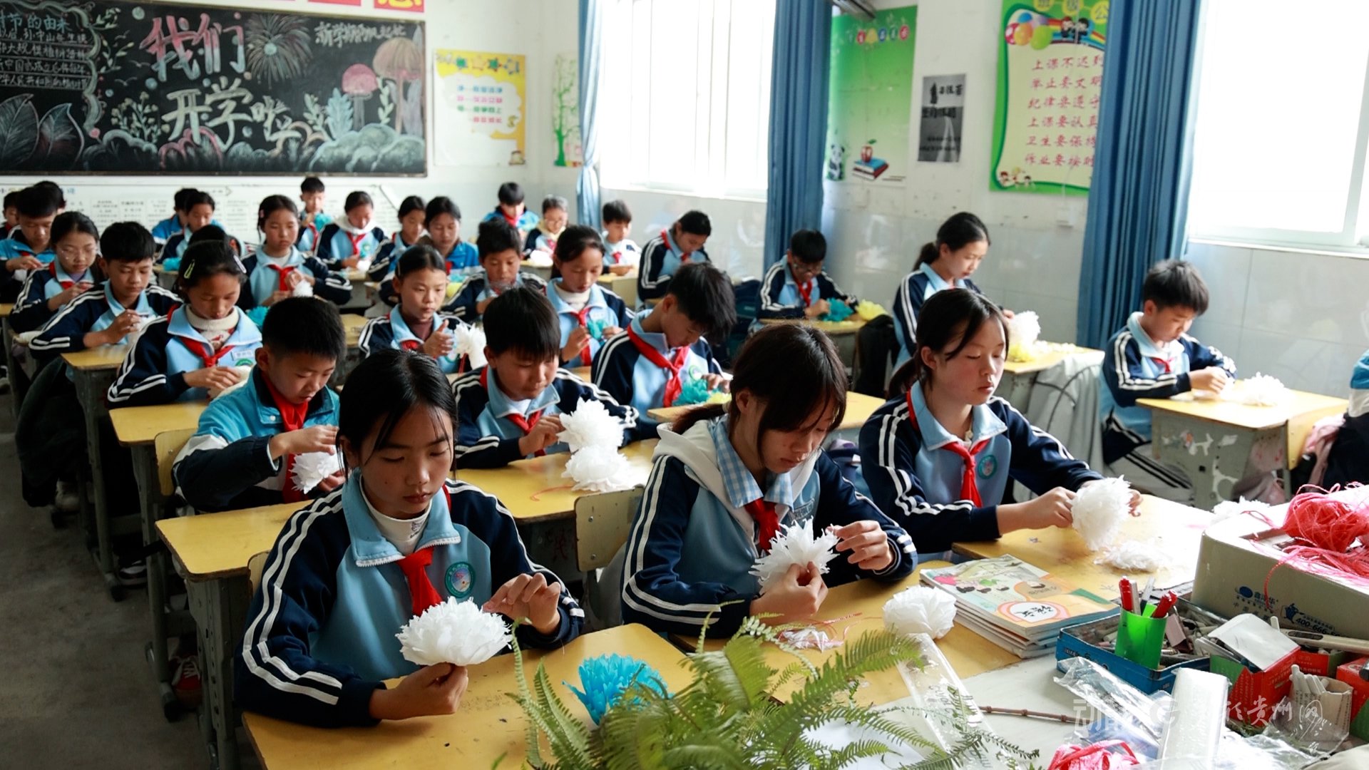 学生在校内自制小白花(平塘融媒供图)