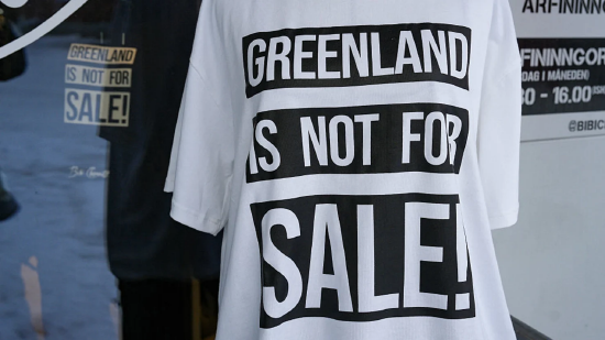 2026 年 1 月 15 日，格陵兰岛努克一家商店内，一件印有 “格陵兰不卖” 字样的 T 恤正在出售。丹麦首相于当日表示，尽管美丹两国在白宫举行了高规格磋商，但美国夺取格陵兰的野心 “丝毫未减”，两国之间依然存在 “根本性分歧”。