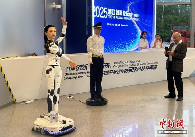 2025浦江创新论坛主会场外，人形机器人表演舞蹈吸引关注。中新网记者 孙自法 摄