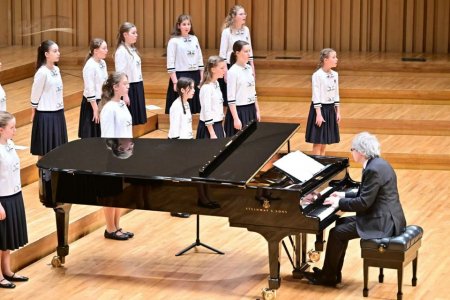 　　4月17日晚，维也纳女童合唱团·女童团中国巡演首场在成都城市音乐厅唱响。 成都城市音乐厅供图