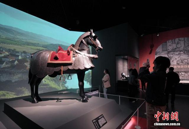 图为展览展出的“骑士马甲”。中新社记者 安源 摄
