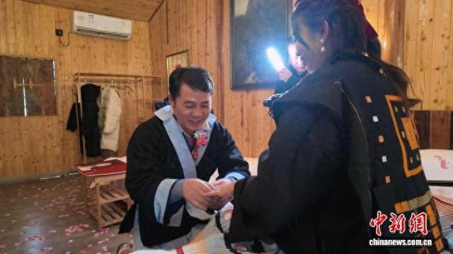 2月10日,黎敬光(左)为泰国新娘美丽佩戴婚戒。覃思灵 摄