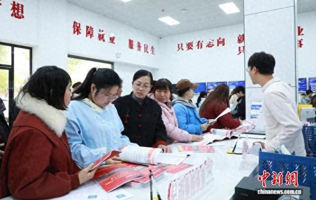 社区书记带队咨询务工信息。陶红星 摄