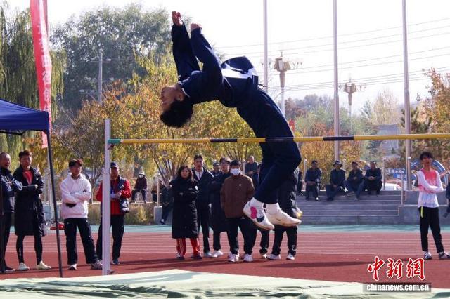 图为成年组男子跳高比赛现场。陈宗淇 摄