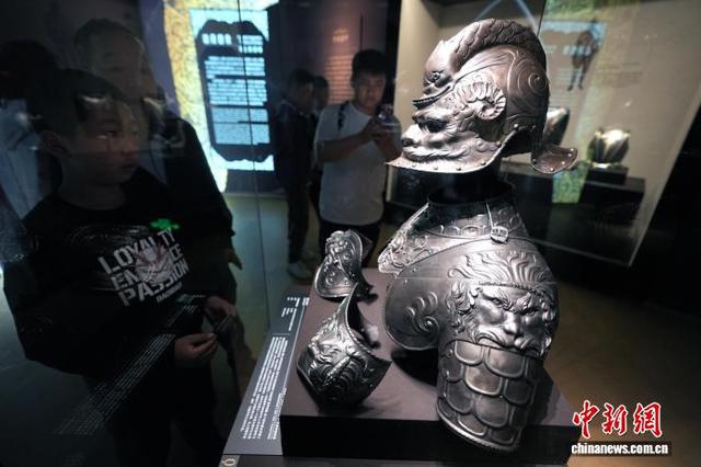 图为展览展出的“盔甲套件”。中新社记者 安源 摄