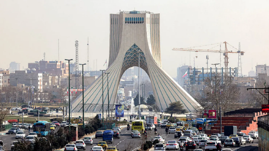 2026 年 2 月 23 日，车辆行驶在德黑兰地标性建筑自由塔附近的高速公路上。这座高 45 米、覆有大理石的自由塔，前身为沙阿亚德塔（沙阿纪念塔），由伊朗末代沙阿穆罕默德・礼萨・巴列维下令建造，以纪念波斯帝国建国 2500 周年，于 1971 年竣工。它矗立在德黑兰市最西侧的入口处。