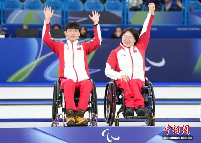 图为轮椅冰壶混双运动员王蒙(右)与队友杨金桥(左)。中国残疾人联合会供图