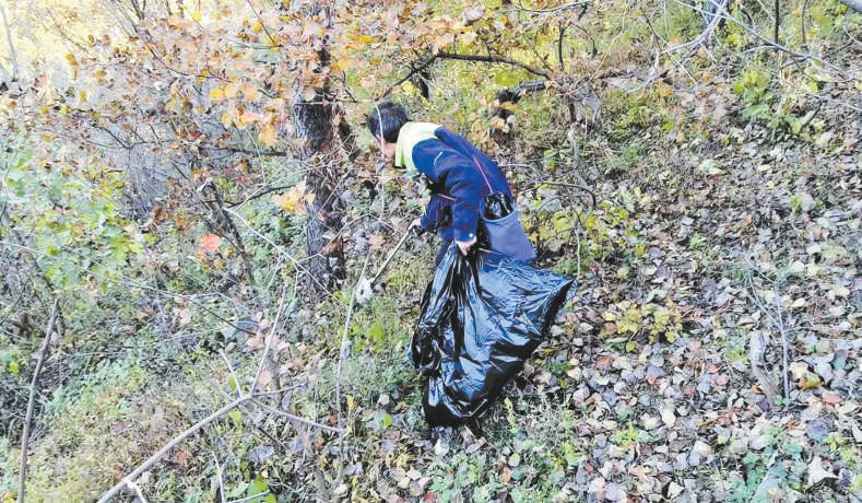 工作人员在山间清理垃圾。香山公园供图