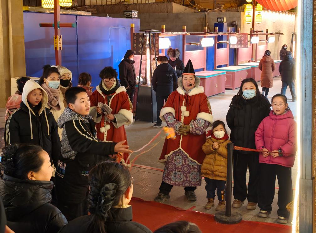 2026年1月28日，游客在敦煌夜市体验投掷游戏。新华社记者张玉洁摄