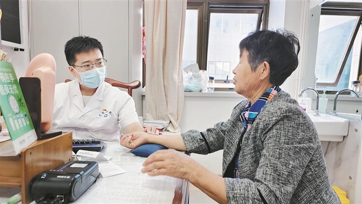 9月2日，孙晓鹏为患者把脉。 兵团日报常驻记者 苟汇敏 摄