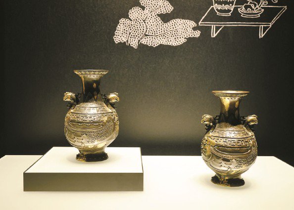 洒金双凤壶、法国仿乾隆洒金双凤壶（右） 本版图片 记者 王凯 摄